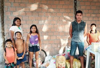 Por conta da 1ª campanha, eles conseguiram adquirir várias cestas básicas, roupas e itens para a casa da família (Foto: Divulgação)