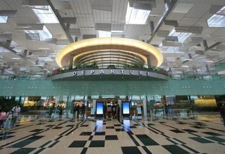 O aeroporto de Changi, em Singapura, foi eleito nos últimos oito anos o melhor do mundo pelo ranking Skytrax, considerado o "Oscar" da aviação (Foto:Divulgação)