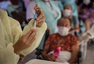 Especialistas lembram que a imunidade da Covid-19 pode demorar semanas após a imunização (Foto: Breno Esaki/Agência Brasil)