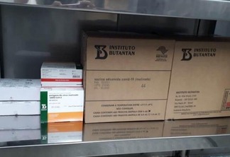 As novas doses foram recebidas no Aeroporto Internacional de Boa Vista pelas equipes de Vigilância Epidemiológica Estadual e MS (Foto: Divulgação)
