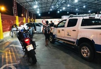 Trio envolvido no sequestro foi detido no estacionamento de um supermercado (Foto: Aldênio Soares)