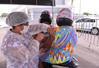A vacinação no sistema drive-thru ocorre para idosos na faixa etária de 75 a 79 anos (Foto: Divulgação)