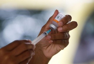 De março a julho, o governo brasileiro espera receber 64,5 milhões de doses do Instituto Butantan e 108,4 milhões de doses da vacina da AstraZeneca (Foto: Tania Rego/Agência Brasil)