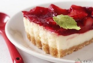 Confira a receita é Cheesecake de limão com calda de frutas vermelhas (Foto: Divulgação)
