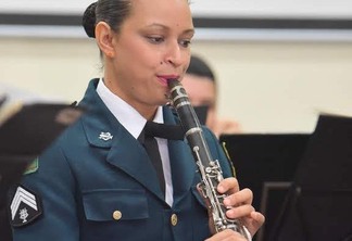 A sargento, musicista, é mãe de duas meninas se diz realizada profissionalmente (Foto: Divulgação)