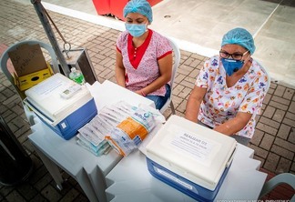 A vacinação drive-thru acontece em quatro pontos da cidade (Foto: Katarine Almeida/Semuc)