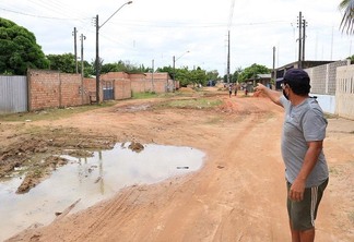 Morador diz que a falta de pavimentação na rua Rio Santo Antônio do Abonari tem causado transtornos aos moradores (Foto: Diane Sampaio/FolhaBV)