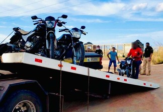 As motocicletas estavam com a documentação em atraso e foram recolhidas ao pátio (Foto: Aldenio Soares)