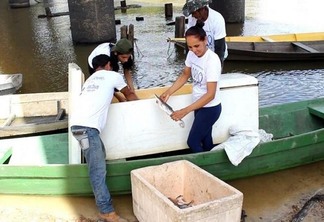 Um grupo realizou uma ação social chamada de “Pesca Solidária” (Foto: Divulgação)