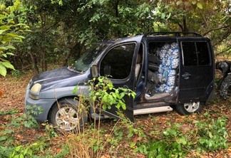 Veículo abandonado em região de mata (Foto: Ascom PFRR)