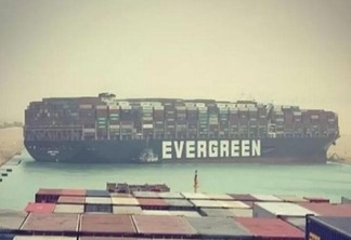 Navio Everg Given, da empresa Evergreen, está encalhado no Egito (Foto: Reprodução/Redes Sociais)