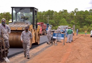 O serviço de asfaltamento está sendo executado por meio da Secretaria de Infraestrutura (Foto: Neto Figueredo/SecomRR)