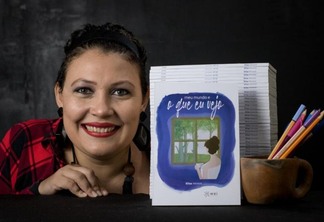 O livro é composto por 42 poesias, todas de autoria de Eliza Menezes, escritas entre os anos de 2009 e 2021 (Foto: Pablo Felippe)