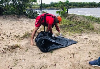 O Corpo de Bombeiros também foi acionado para auxiliar no resgate do corpo tendo em vista que o rio está cheio e com forte correnteza (Foto: Aldenio Soares)