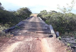 Ponte utilizada por moradores pode desabar a qualquer momento (Foto: Divulgação)