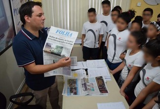 Marcelo Palhares explicando a alunos o funcionamento do jornal (Foto: Arquivo FolhaBV)