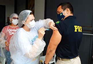 30 integrantes da Polícia Rodoviária Federal (PRF) receberam primeira dose da vacina (Foto: Divulgação)