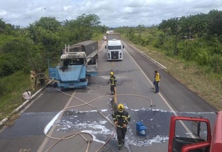 O fogo estava concentrado no motor e na cabine da carreta (Foto: Divulgação)
