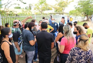 Grupo de pais se revoltou por conta de erro da escola (Foto: Diane Sampaio/FolhaBV)