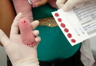 O teste do pezinho é um exame feito na triagem neonatal (Foto: Divulgação)