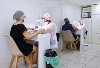 Manicures, pedicures, maquiadores, cabeleireiros são alvo do projeto (Foto: Ed Machado/Folha de Pernambuco)