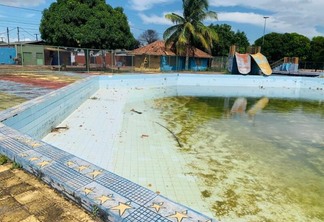 Água parada nas piscinas também é algo que deixa os vizinhos do parque, apreensivos quanto ao risco de doenças  (Fotos: FolhaBV)