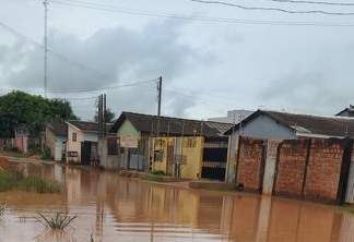 A rua ficou alagada após a chuva que caiu na cidade (Foto: Divulgação)