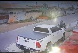 O assaltante passa em torno de 30 segundos com a vítima, pega a chave do carro, entra e sai levando uma bolsa preta (Foto: Reprodução)