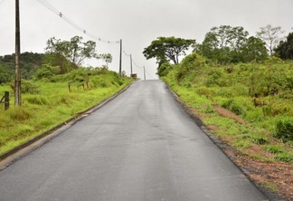 Uma extensão de 8km, a partir da sede da vila de Tepequém recebeu novo asfalto (Foto: Divulgação)