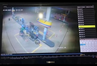 Os bandidos cometeram um assalto usando a motocicleta minutos depois do roubo (Foto: Reprodução)