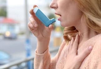 É muito importante que quem tem asma use máscara, mantenha sua medicação em dia e tome os demais cuidados necessários para reduzir a chance de se infectar (Foto: Divulgação)