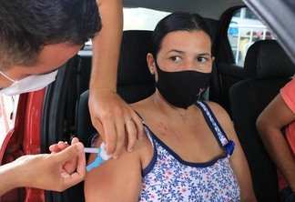 No ato da vacinação devem ser apresentados CPF ou Cartão do SUS (Foto: Diane Sampaio/FolhaBV)