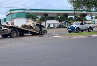 Frente de veículo ficou parcialmente destruída com colisão (Foto: FolhaBV)