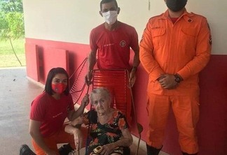 Dona Juraci com os bombeiros que prestaram os primeiros socorros à idosa (Foto: Divulgação)