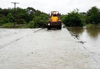 Rodovia submersa por conta da cheia de rios (Foto: Divulgação)