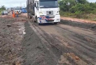 Caminhões puderam passar trazendo mercadorias ao estado (Foto: Reprodução/Vídeo)