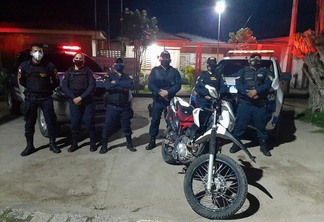 Motocicleta foi recuperada 20 minutos após o assalto (Foto: Divulgação PMRR)