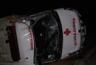O veículo ficou destruído com o impacto (Foto: Divulgação)