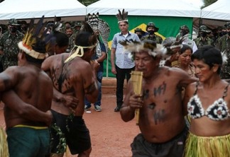 Foto da Presidência da República, divulgada em 27/05, mostra o presidente Jair Bolsonaro assistindo a uma cerimônia indígena (Foto: Brazilian Presidency/AFP/Arquivos)
