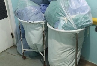 Imagens que circulam nas redes sociais nesta terça-feira, 01, mostram vários lençóis em sacolas plásticas (Foto: Reprodução)
