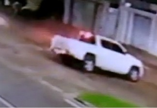 No vídeo é possível ver o momento em que com a batida, um dos carros que estava em alta velocidade capota (Foto: Divulgação)