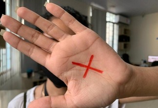 O "x" vermelho servirá como identificação para pedido de ajuda em casos de violência contra a mulher. (Foto: Diane Sampaio/FolhaBV)