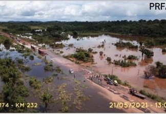 Trecho da BR-174, no Km 232, ficou parcialmente interditada por conta do nível do rio Anauá que subiu em razão das chuvas intensas (Foto: PRF)