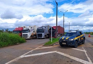 A equipe policial abordou cerca de sete caminhões e, dentre eles, dois foram flagrados com 60 toneladas de excesso de peso (Foto: Divulgação / PRF)