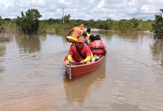 Baldeação de famílias isoladas no PA Amajarí devido a cheia do Rio Acará (FOTO: Divulgação)