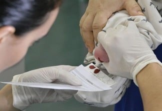 O exame consiste em uma picada no calcanhar do bebê para coleta de sangue (FOTO: Divulgação)