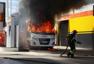 Muitos ônibus foram incendiados na cidade (Foto: Edmar Barros/Futura Press)