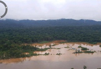 Segundo a PF, a ação busca combater os crimes ambientais de garimpo que provocavam a degradação do meio ambiente no entorno de Palimiú (Foto: Divulgação)