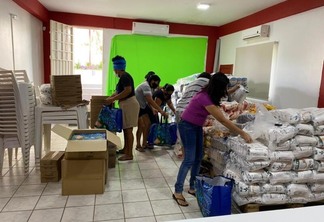 Equipe realiza montagem das cestas básicas (Foto: Divulgação)