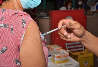 Já foram aplicadas cerca de mil doses na população e que com as vacinas recebidas nesta quinta-feira (Foto: Divulgação)